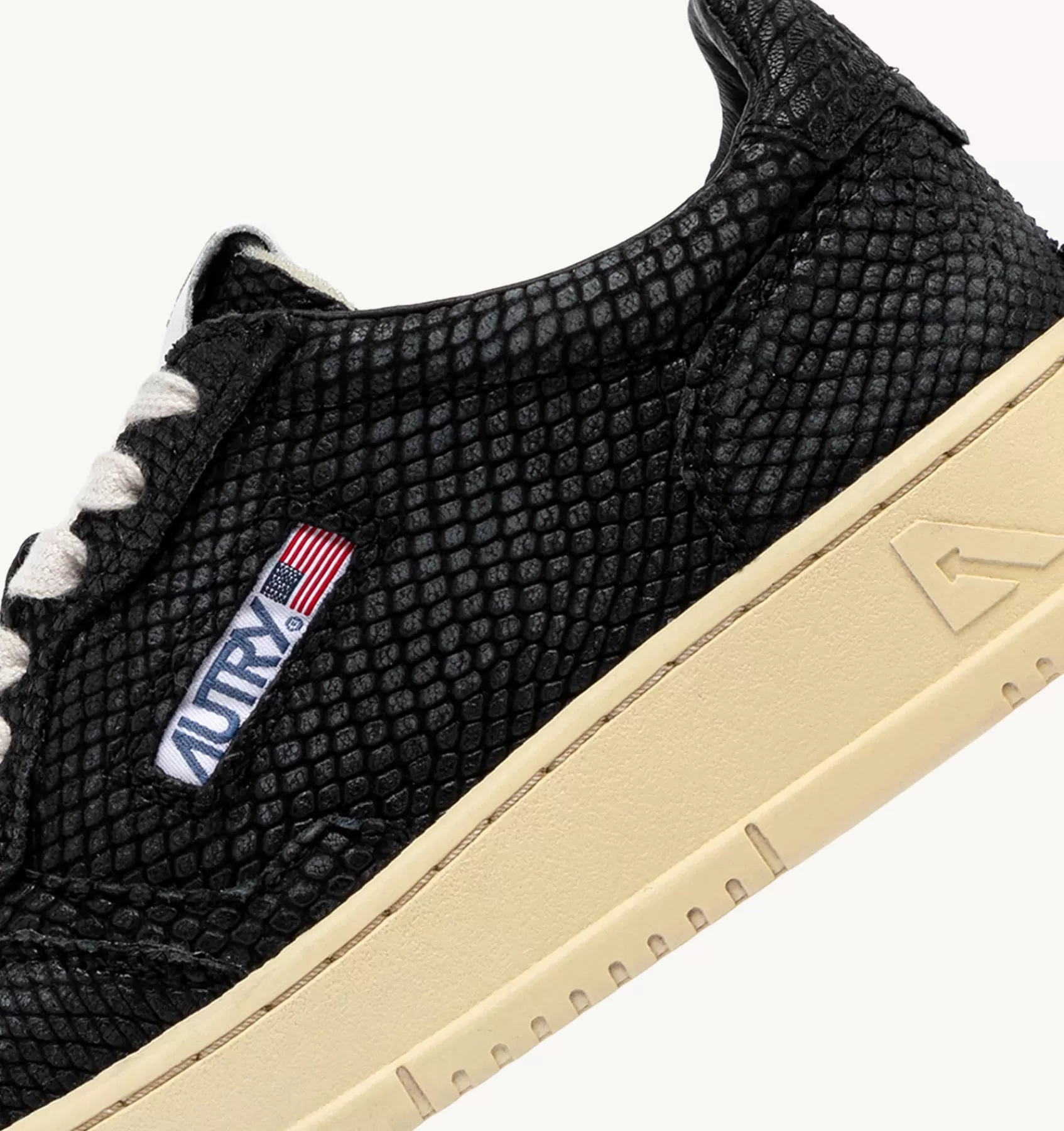 Frauen AUTRY Sneakers Medalist Low Aus Leder Mit Schlangenoptik In Silber