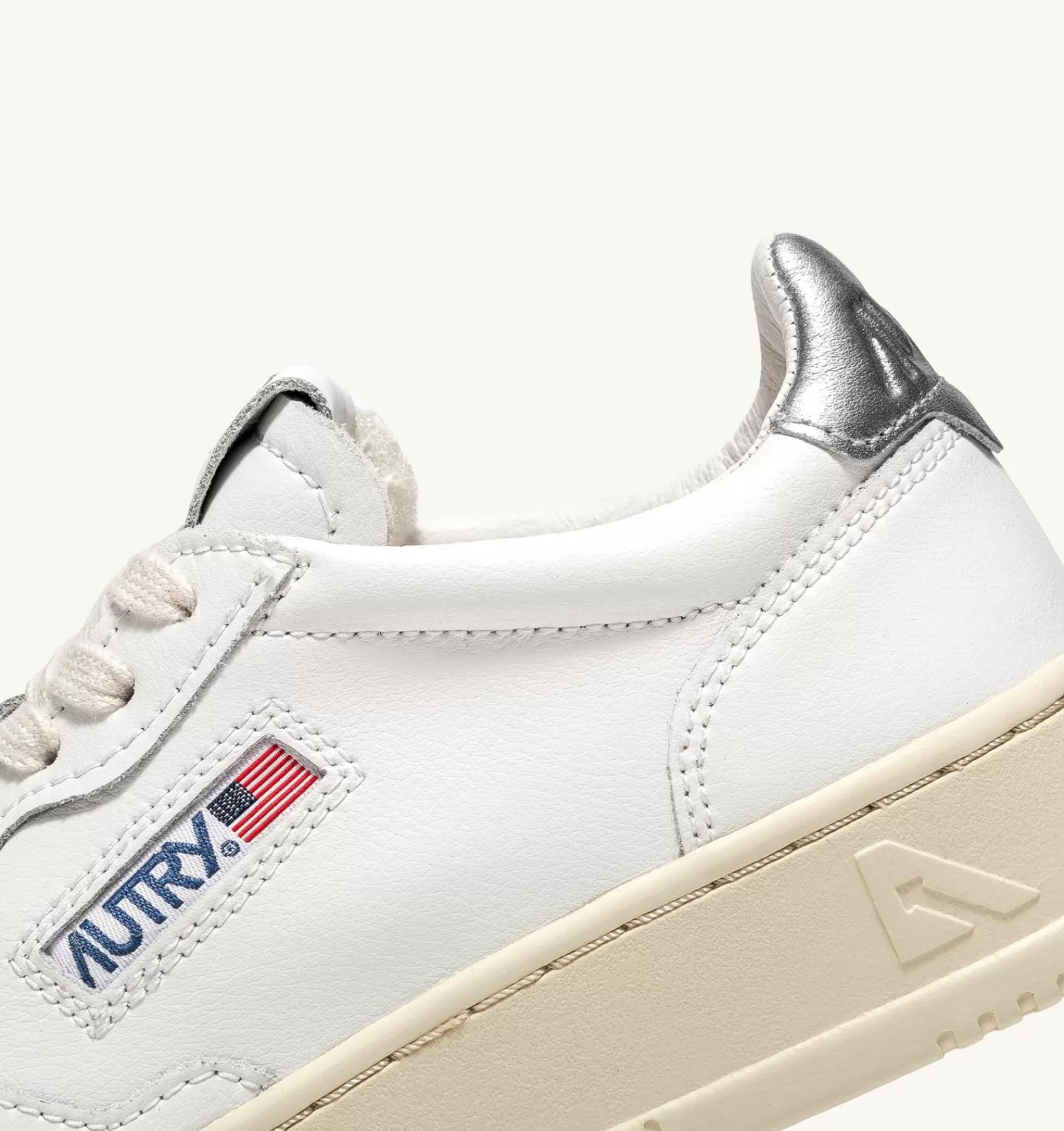 Frauen AUTRY Sneakers Medalist Low Aus Weissem Leder Mit Silber