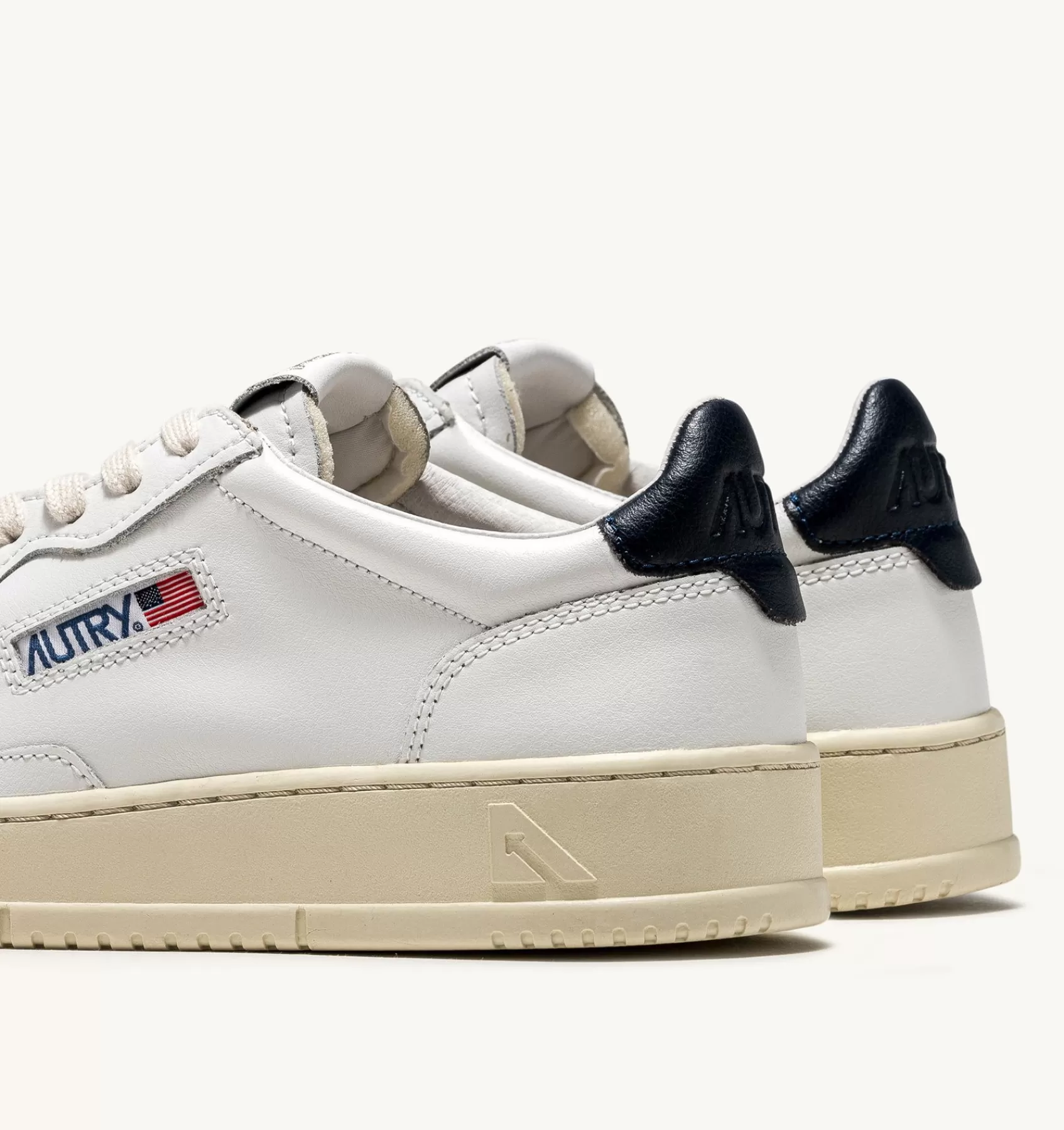 Frauen AUTRY Sneakers Medalist Low Aus Weissem Leder Mit Space