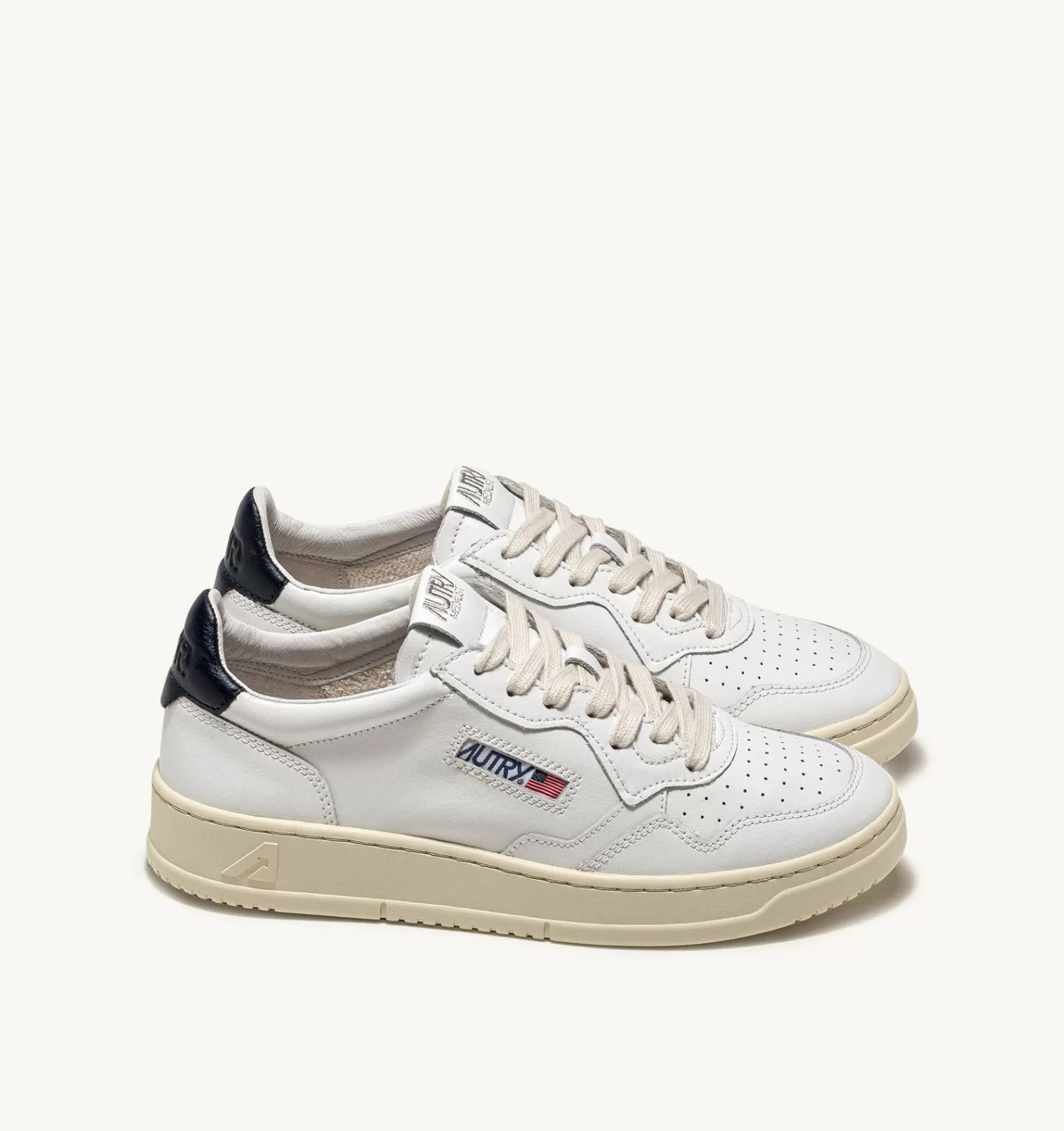 Frauen AUTRY Sneakers Medalist Low Aus Weissem Leder Mit Space