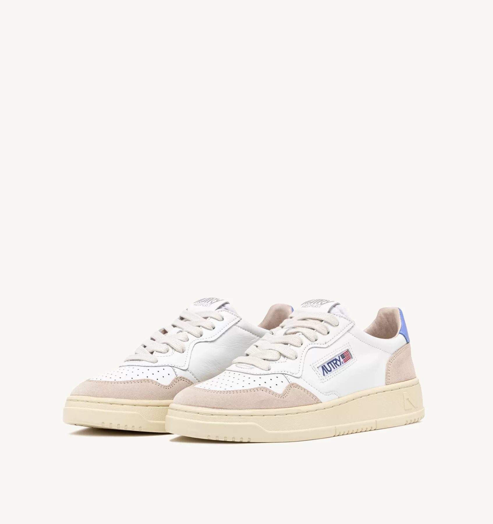 Frauen AUTRY Sneakers Medalist Low Aus Weissem Leder Und Mit Hellblau Und Beigem Wildleder