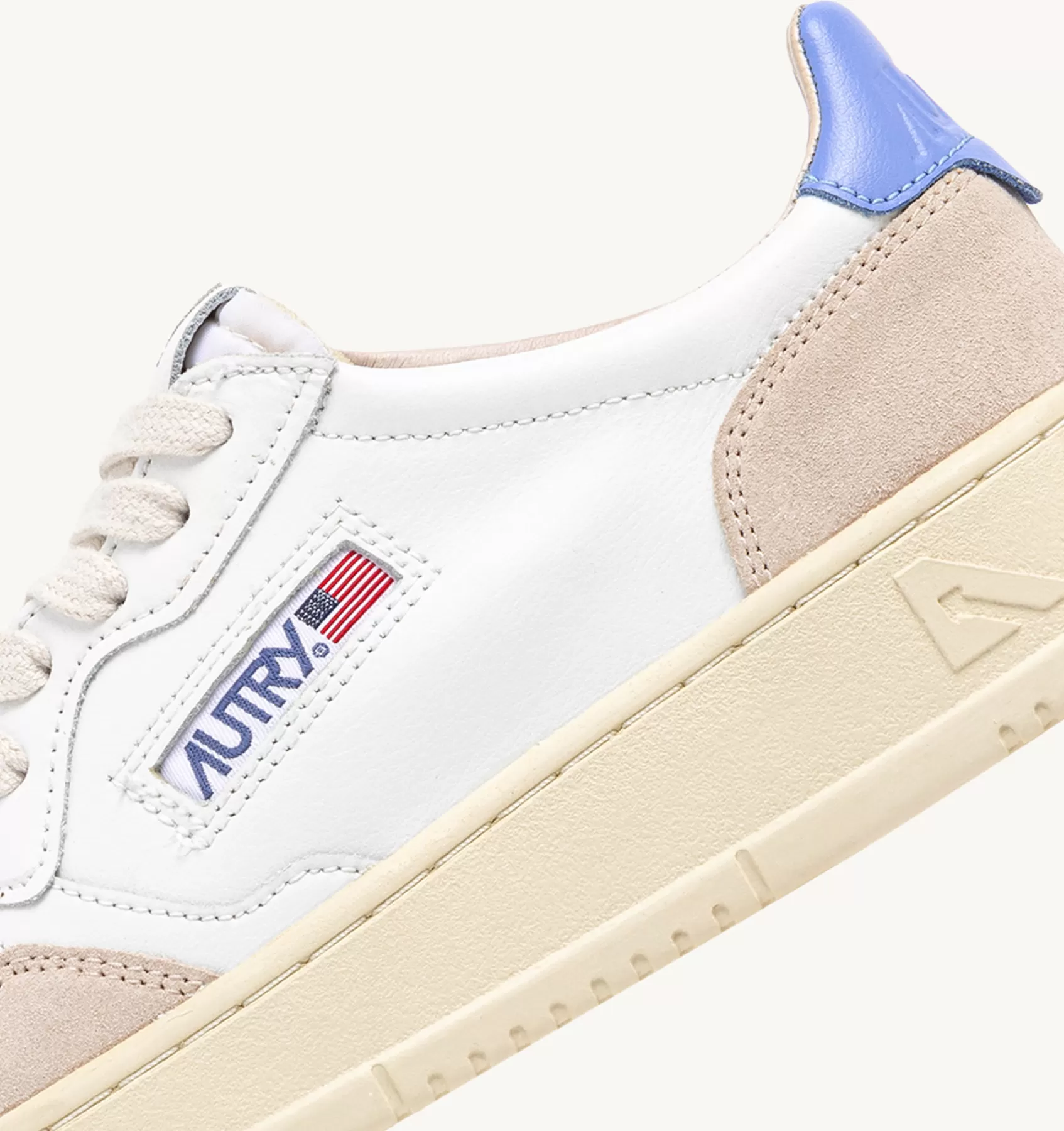 Frauen AUTRY Sneakers Medalist Low Aus Weissem Leder Und Mit Hellblau Und Beigem Wildleder