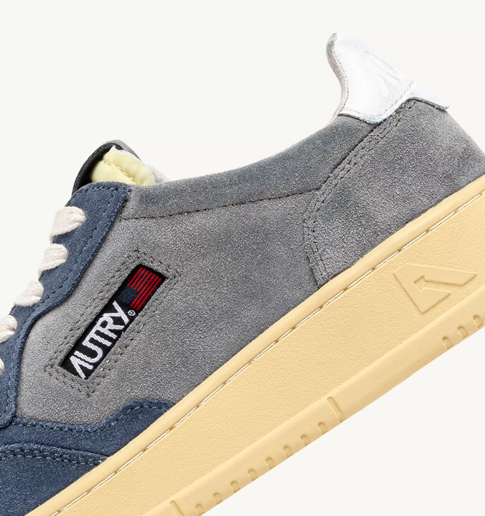 Frauen AUTRY Sneakers Medalist Low Aus Wildleder In Grau Und Hellblau