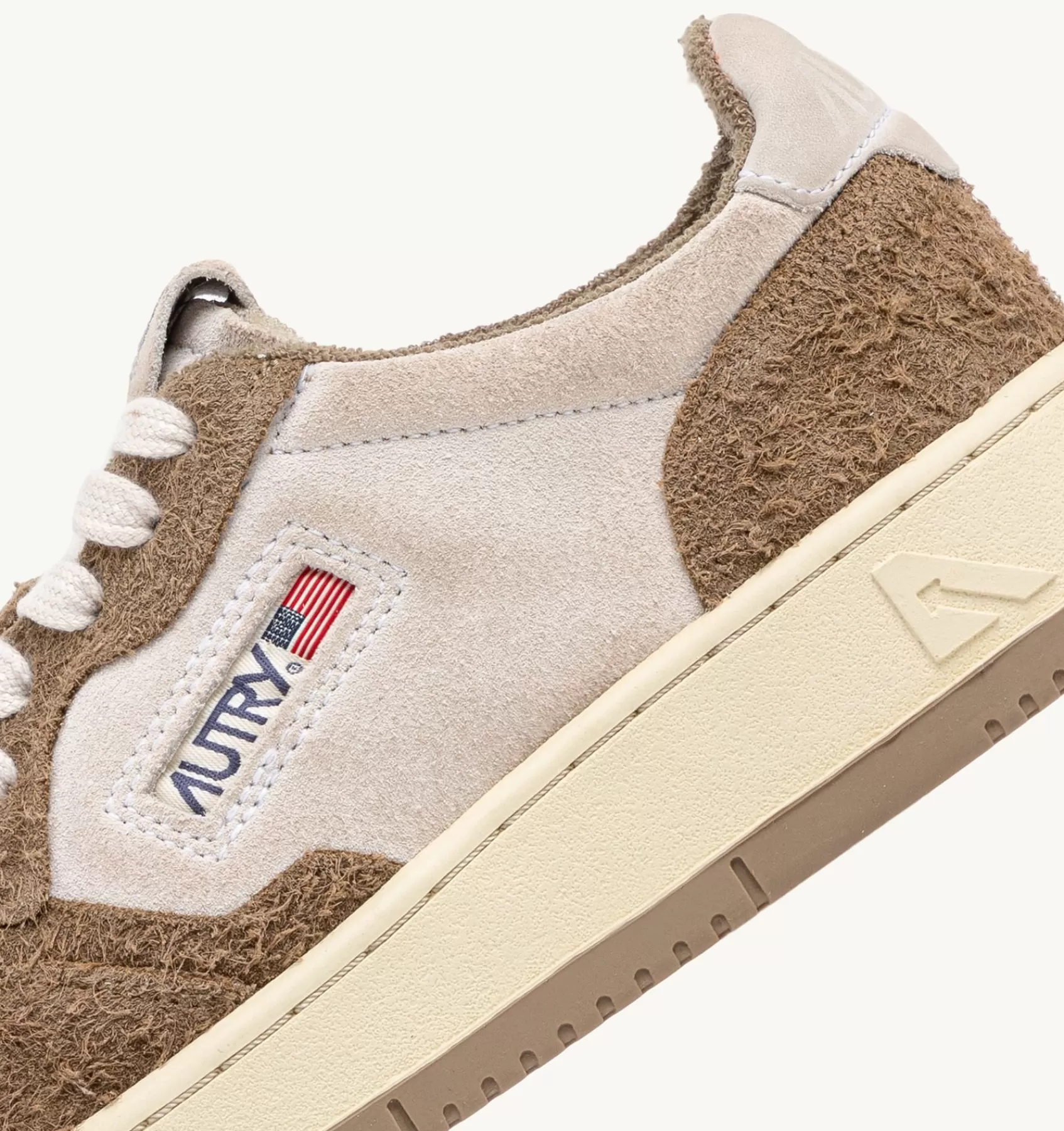 Frauen AUTRY Sneakers Medalist Low Aus Wildleder In Weiss Und Wildleder "Hair"-Effekt In Mud