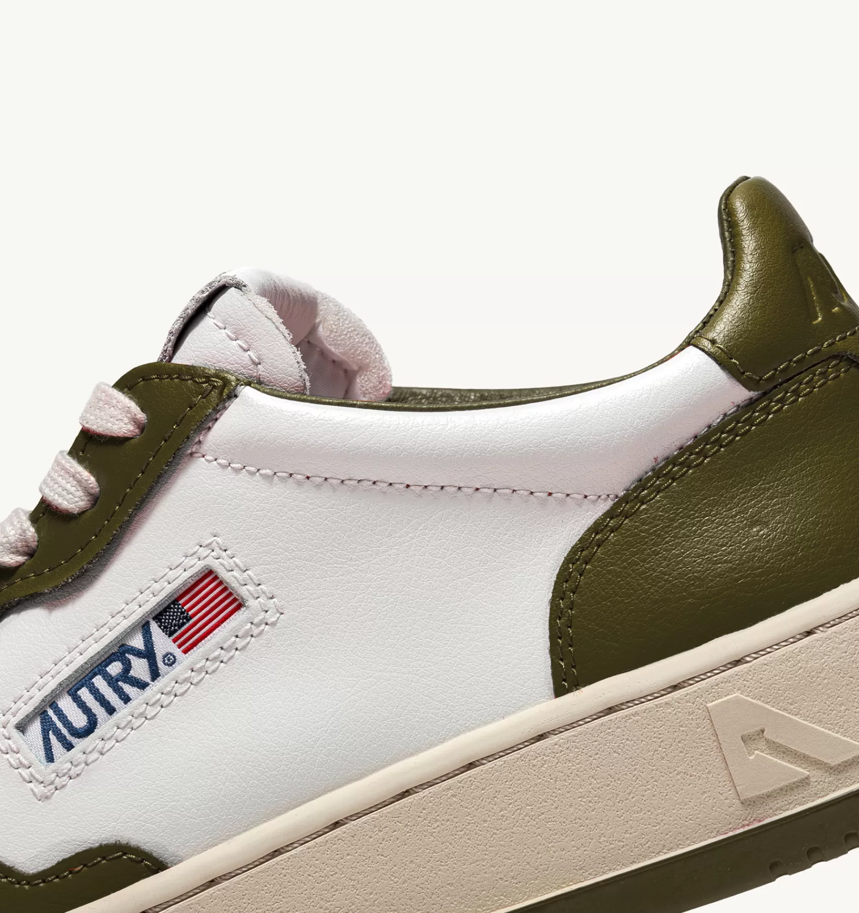 Männer AUTRY Sneakers Medalist Low Aus Zweifarbigem Leder In Weiss Und Olivgrun
