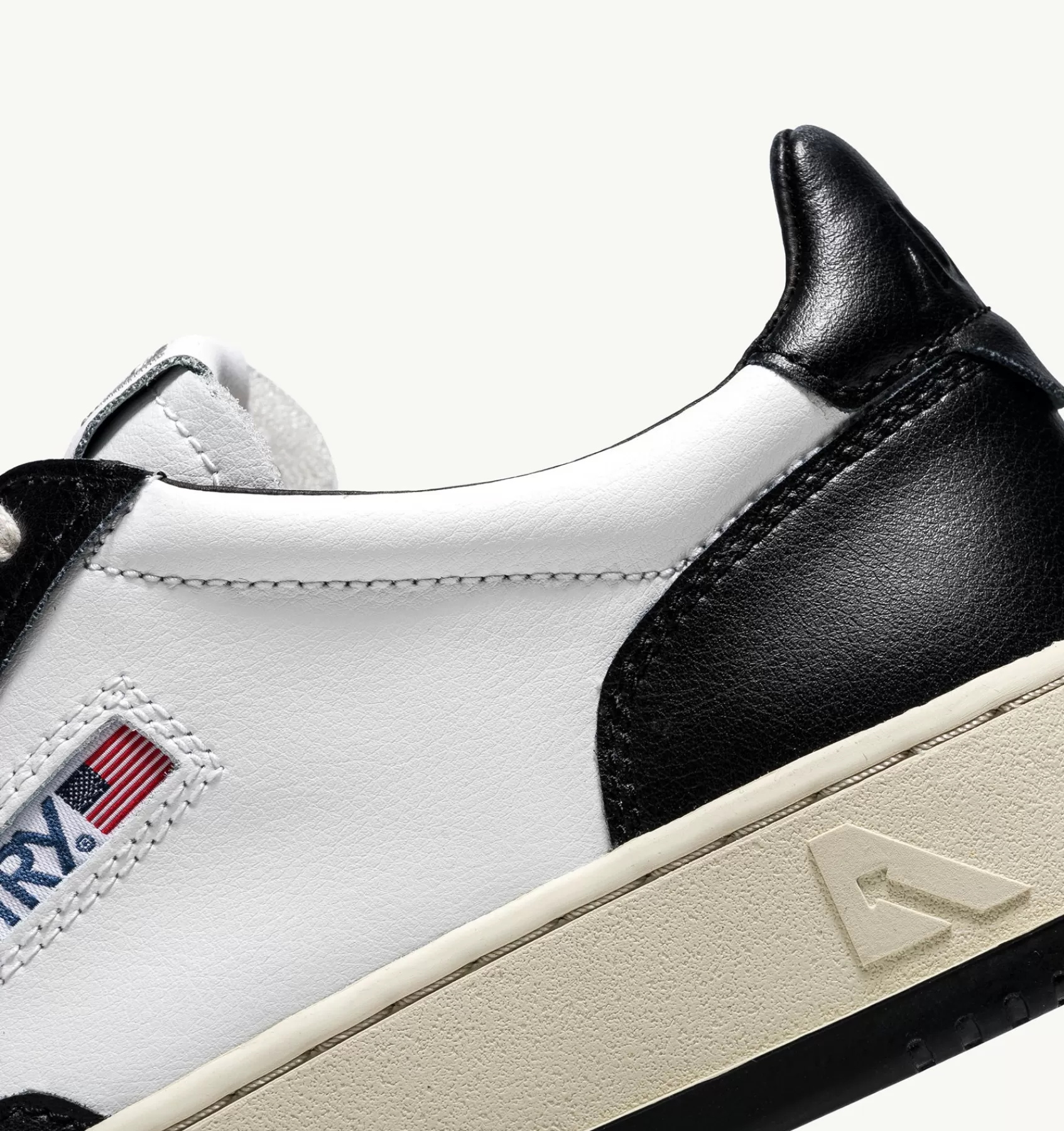 Frauen AUTRY Sneakers Medalist Low Aus Zweifarbigem Leder Weiss Und Schwarz