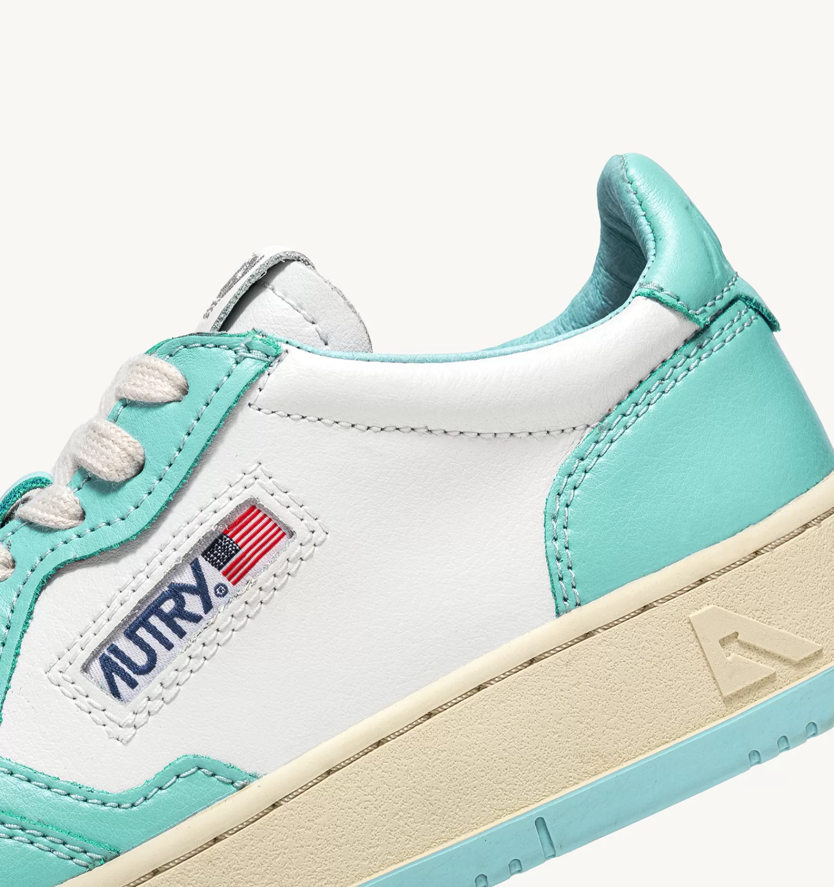 Frauen AUTRY Sneakers Medalist Low Aus Zweifarbigem Leder Weiss Und Turkis