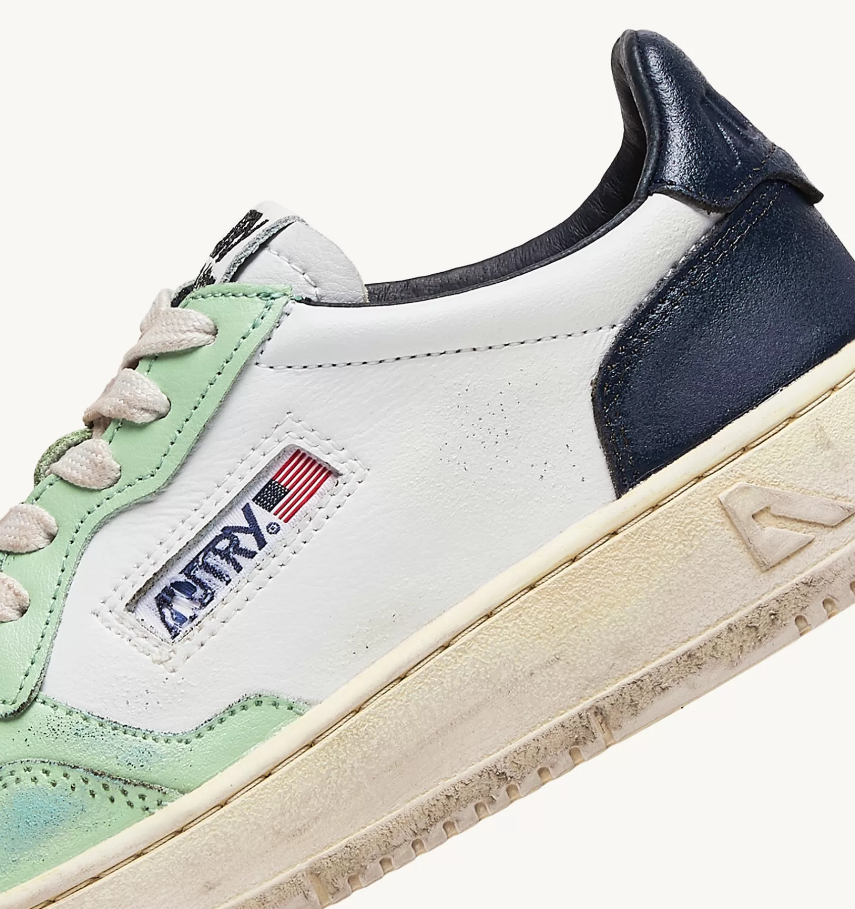 Männer AUTRY Sneakers Medalist Low Super Vintage Aus Leder In Weiss Und Nile Blue